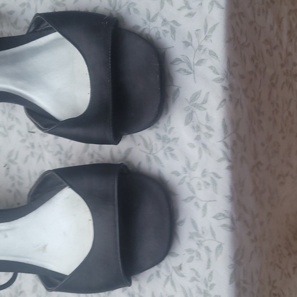 Predictions low heel sandals size 11w - Picture 2 of 8